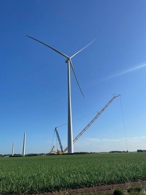 Eerste windturbine krijgt wieken