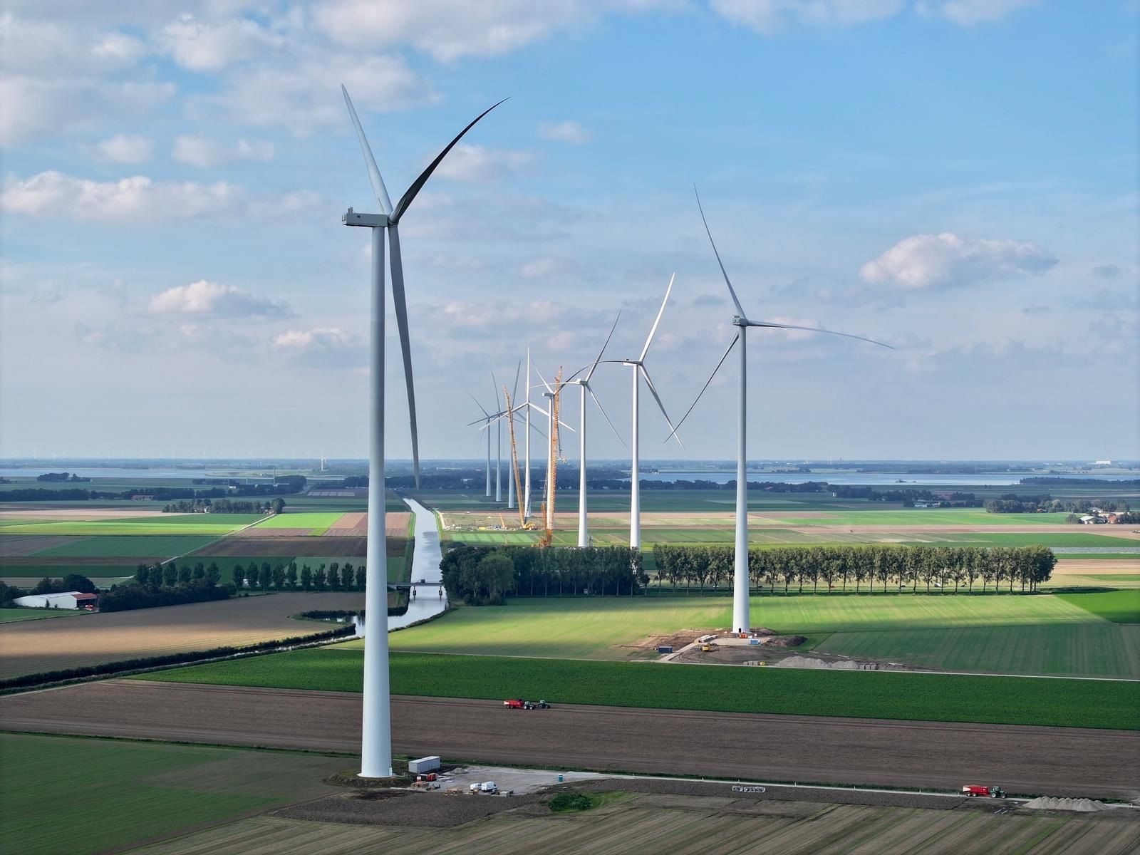 Bladen windturbines langs de Hoge Vaart succesvol geïnstalleerd