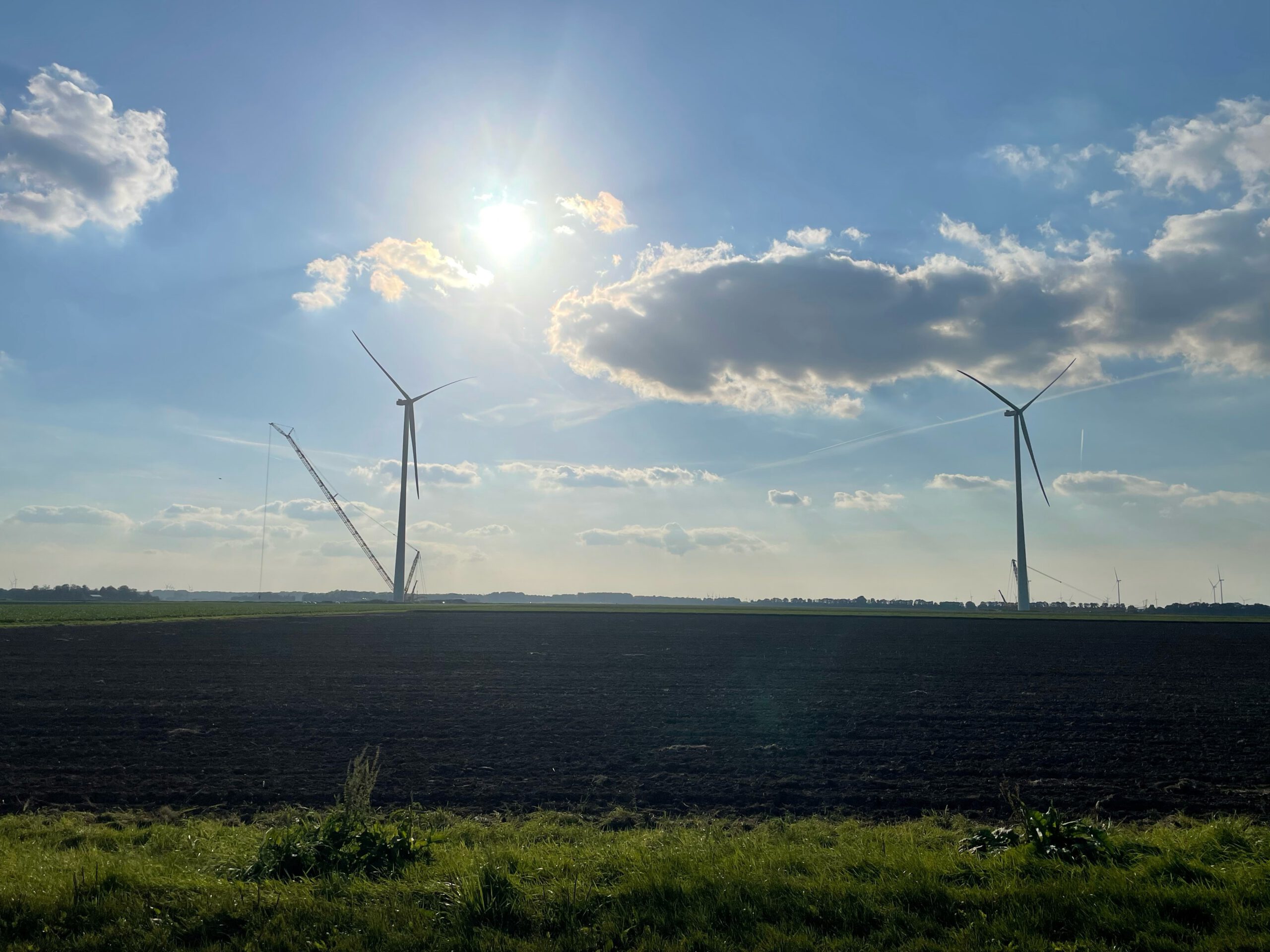 De eerste 5 winturbines aan de Hoge Vaart klaar